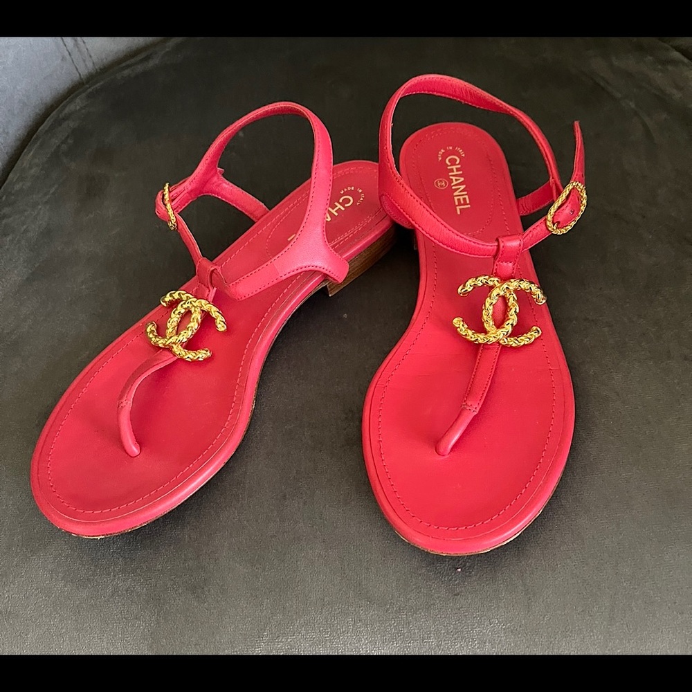 Beautiful Chanel red thong flat sandals with Gold CC logo size 35.5 1/2!